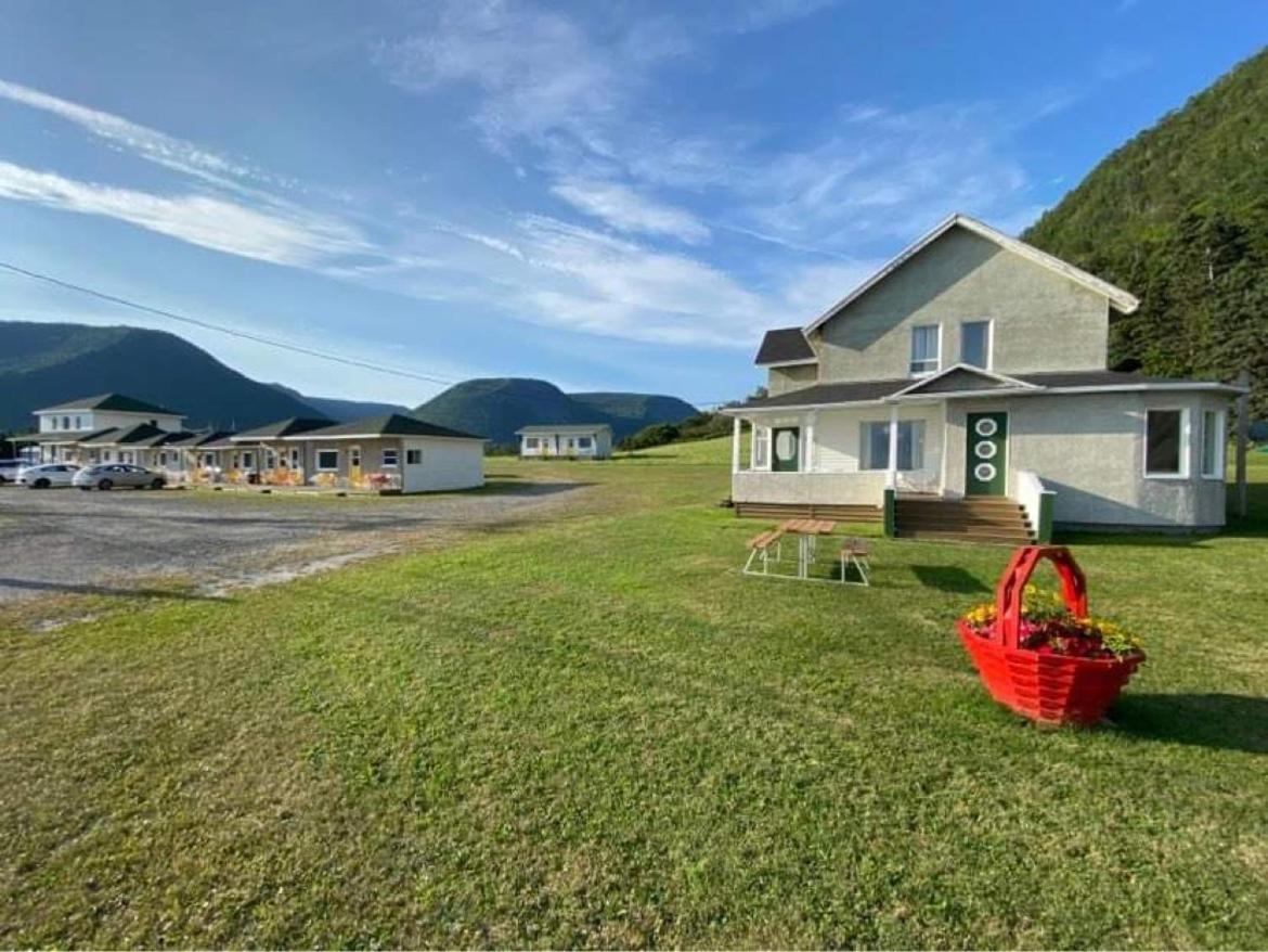 Chalets Bernatchez Mont-Saint-Pierre Ngoại thất bức ảnh